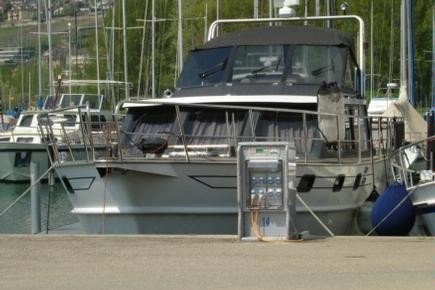 Torretas de suministro de luz y agua para puertos