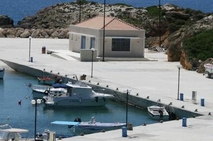 Torretas de suministro de luz y agua para puertos