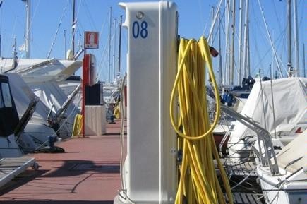 Torretas de suministro de luz y agua para puertos