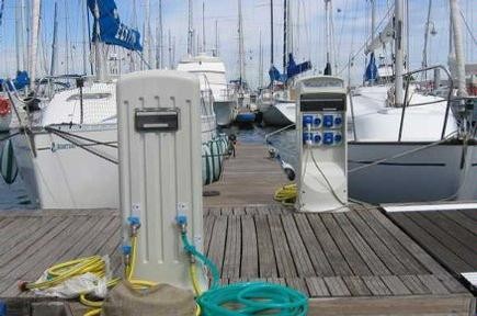 Torretas de suministro de luz y agua para puertos