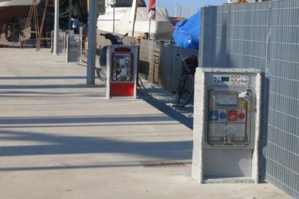 Torretas de suministro de luz y agua para puertos