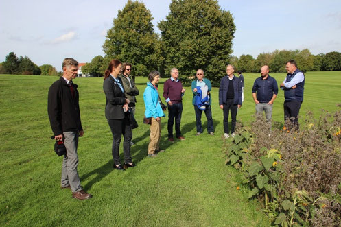 Referent Dr. Hardt, Zertifizierer Golf und Natur (rechts im Bild) mit seinen Seminarteilnehmern | Foto E. Wölfl