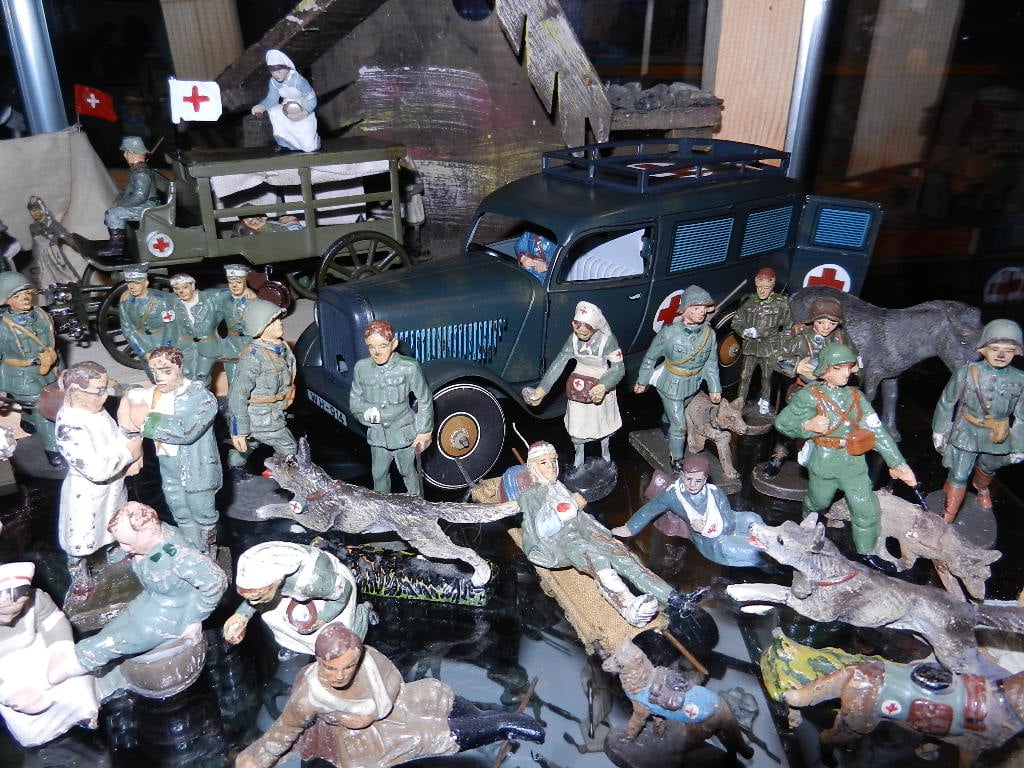 Sanitätsstation mit Tippco Sani Auto und Hausser Kutsche