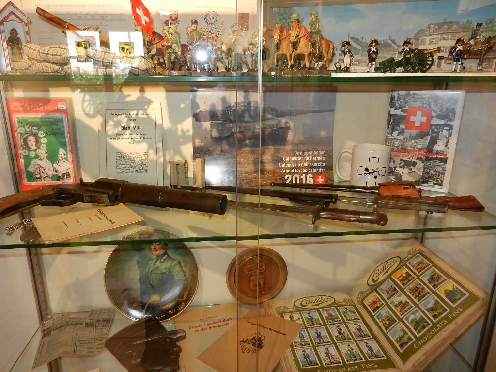 Diverse Militaria in Ausstellung