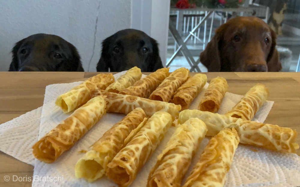 Paige Fée und Kiri bewachen die frischen Bräzeli 
