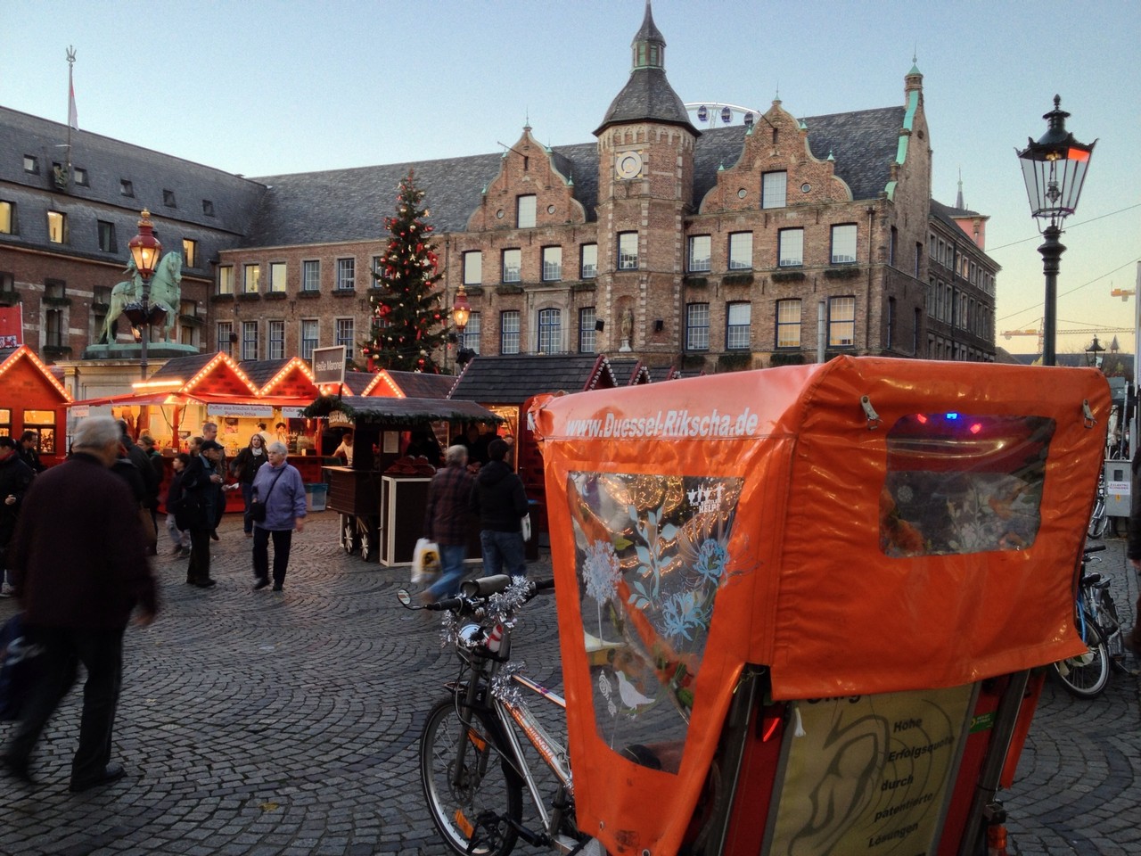 Duesseldorf, Rathausplatz, Weihnachtsmarkt 2012