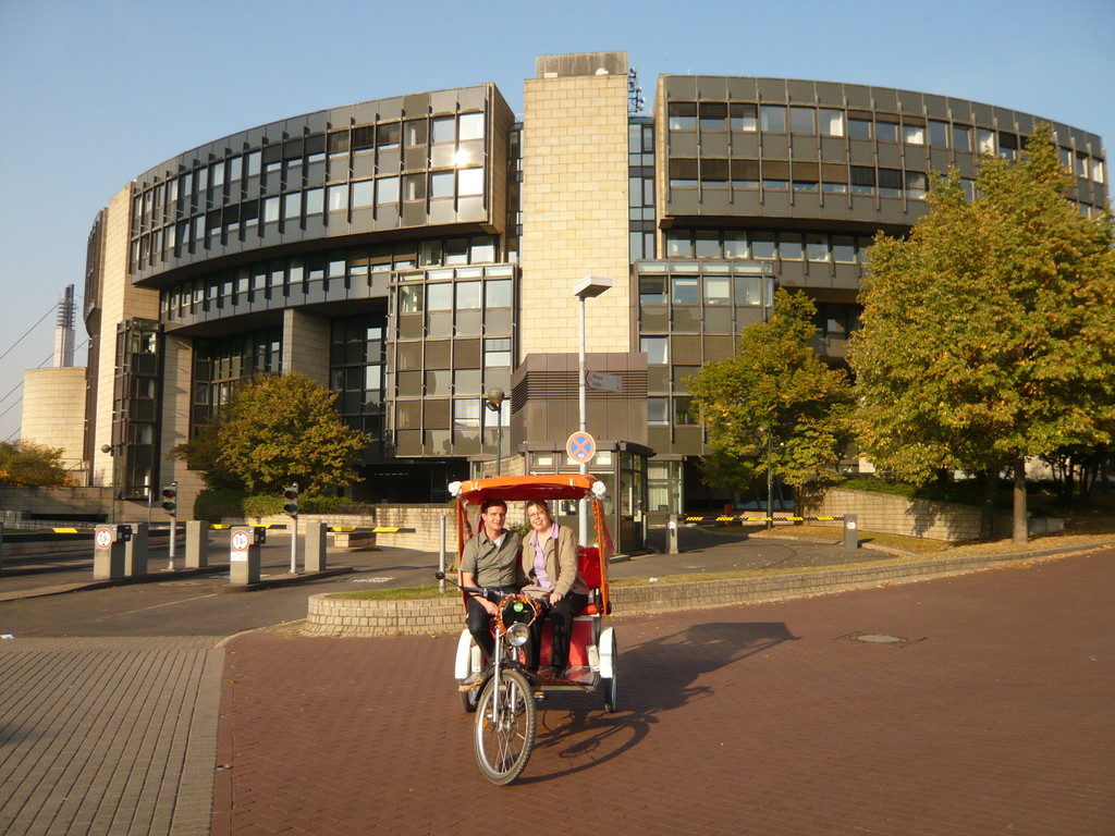 zweistündige Stadtrundfahrt, Fotopause vor dem Landtag