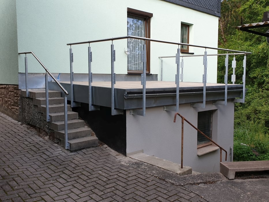 Feuerverzinktes Geländer mit Edelstahlhandlauf, vorbereitet für Brettfüllung