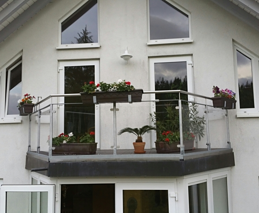 Terrassengeländer mit Acrylglasfüllung, Blumenkastenhaltern und Terrassentürhaltern aus Edelstahl 