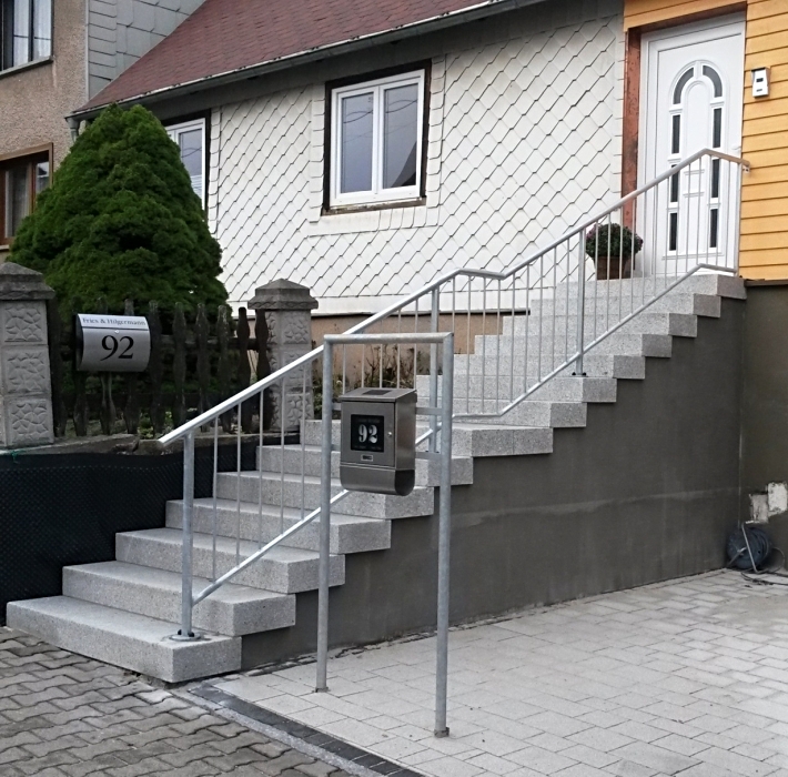 Feuerverzinktes Treppengeländer mit passendem Briefkastenhalter