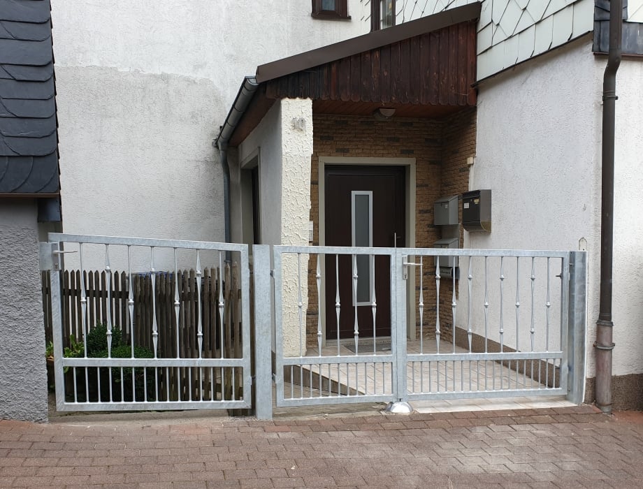 Zweiflügeliges Drehtor mit passender Tür