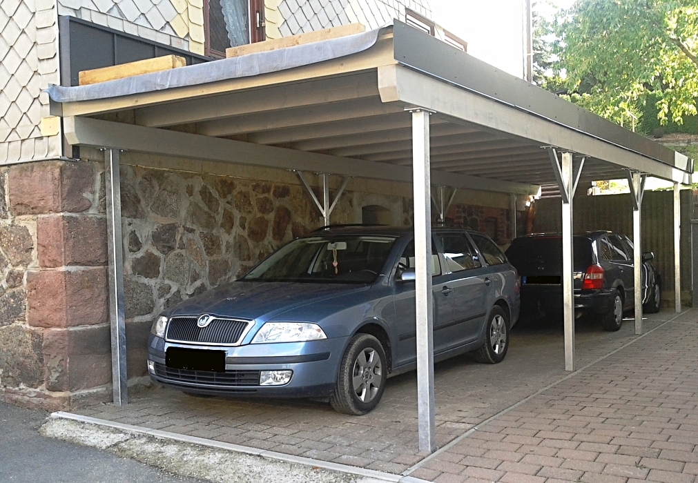 Doppelcarport mit begrüntem Flachdach, feuerverzinkten Quadratrohrstützen und Holzdachaufbau 