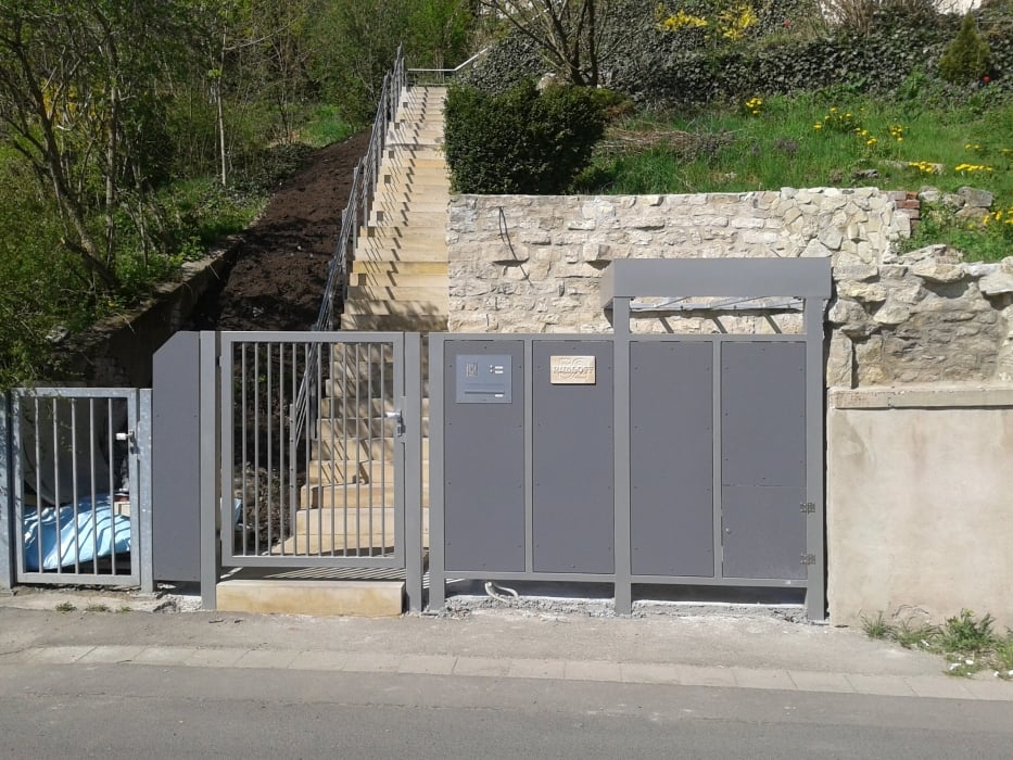 Einfriedung mit Durchwurf-Briefkasten und Überdachung pulverbeschichtet