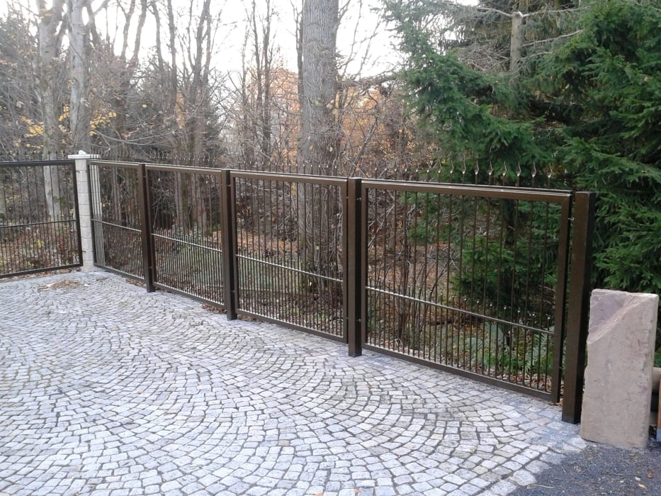 Feuerverzinkter und pulverbeschichteter Zaun passend zu vorhandenem Tor