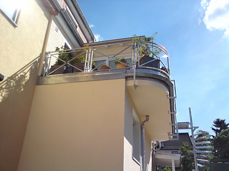 Mediterranes Balkongeländer mit  Andreaskreuzen und Edelstahlhandlauf