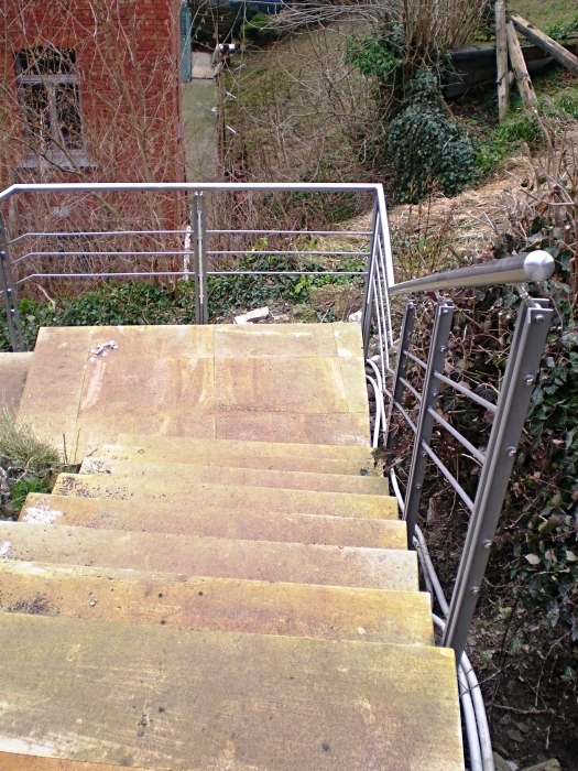 Treppengeländer mit Winkelstahlpfosten feuerverzinkt und pulverbeschichtet mit Edelstahlhandlauf und intergrierten LED-Lichtleisten