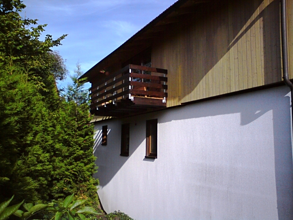 Balkongeländer mit feuerverzinkten Pfosten und Holzverkleidung