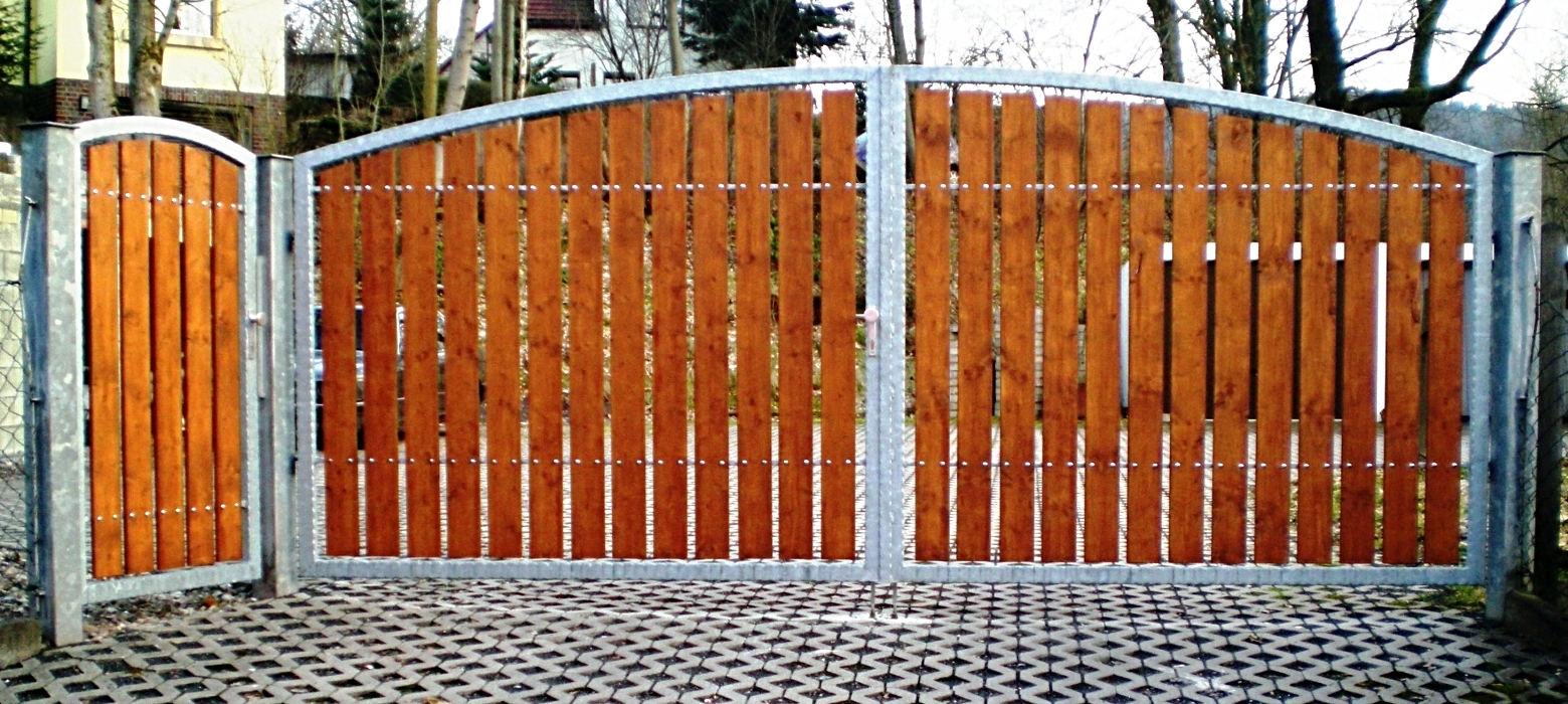 Feuerverzinktes Tor und Tür mit Holzfüllung