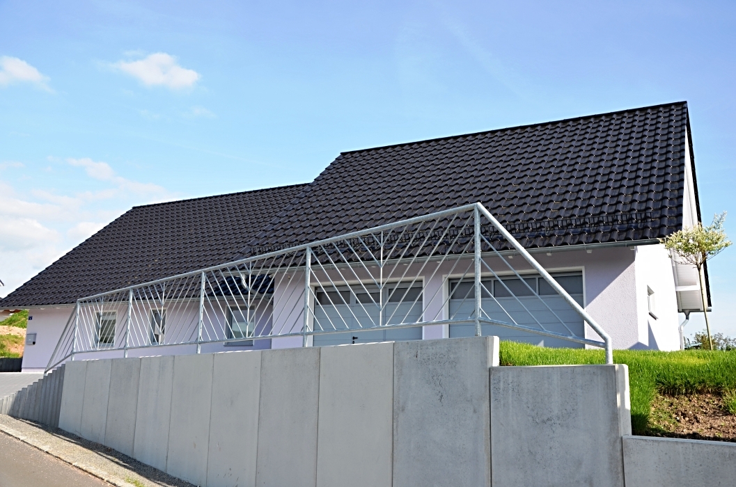 Feuerverzinkte Absturzsicherung mit Diagonalfüllung