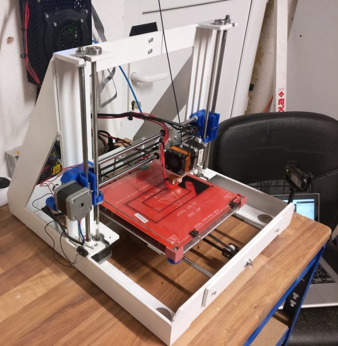 Neukonstruierter Rahmen für 3D Drucker lackiert