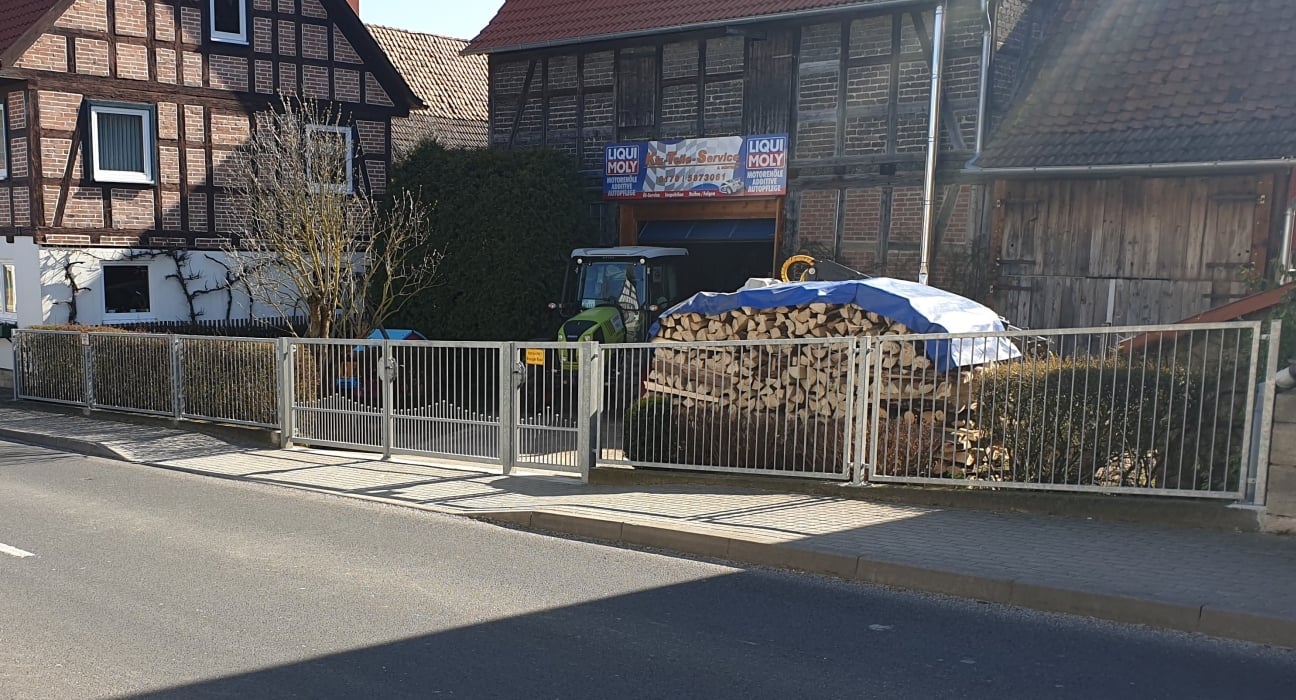 Mediterraner Zaun mit Tor und Tür feuerverzinkt 