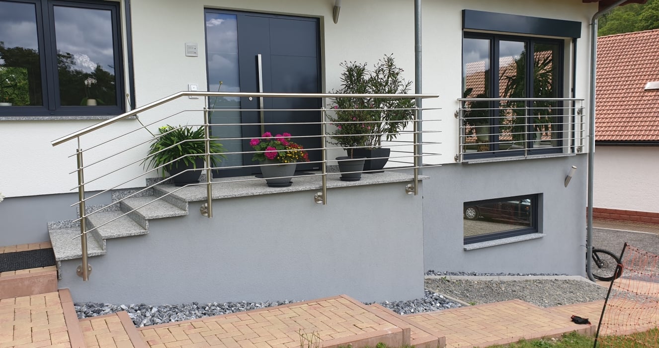 Edelstahlgeländer und passender französischer Balkon