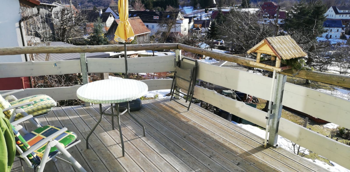 Geländerpfosten mit Holzfüllung und -handlauf, integrierte Sonnenschirmhalter