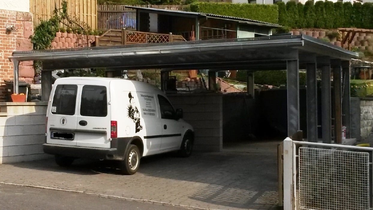 Carport mit  Unterkonstruktion aus feuerverzinkten Doppel-T-Träger-Brücken mit begehbarer Flachdachterrasse