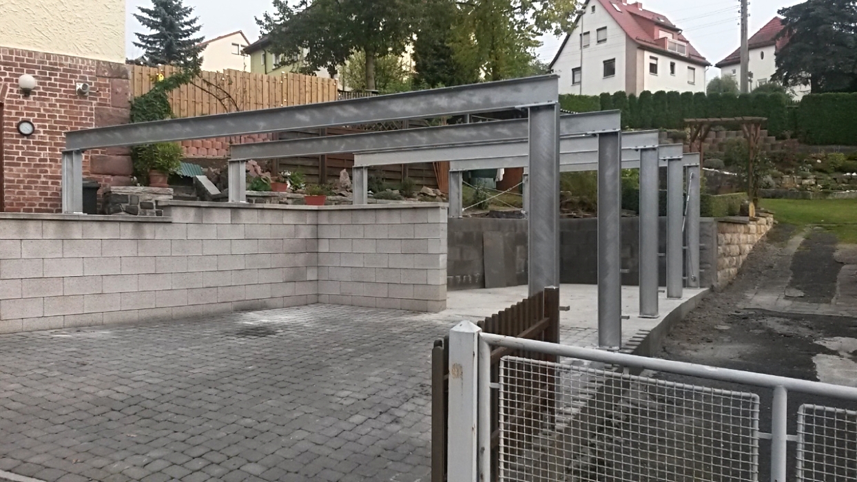 Carport mit  Unterkonstruktion aus feuerverzinkten Doppel-T-Träger-Brücken mit begehbarer Flachdachterrasse