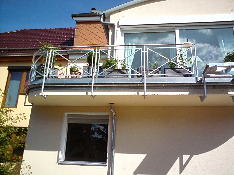 Mediterranes Balkongeländer mit  Andreaskreuzen und Edelstahlhandlauf