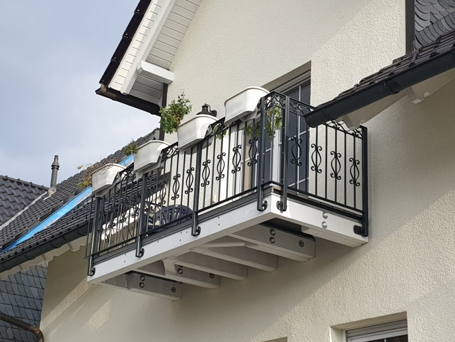 Teilschmiedeeisernes Balkongeländer, pulverbeschichtet