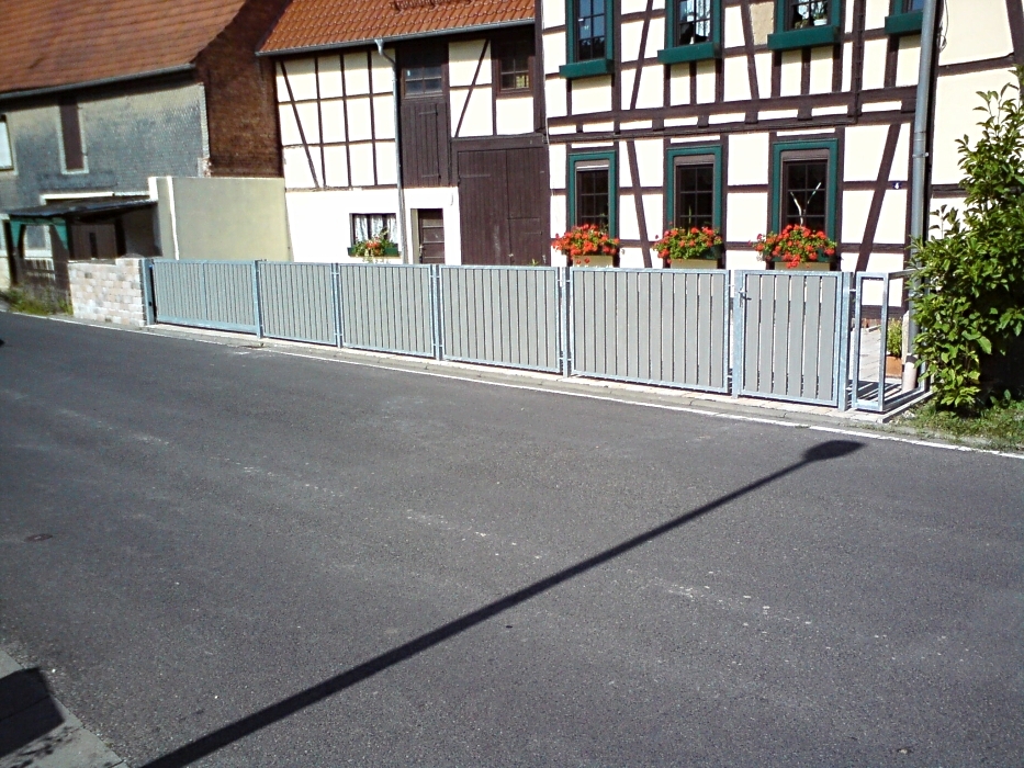 Feuerverzinkter Zaun mit Holzfüllung und integriertem motorisiertem Schiebetor 