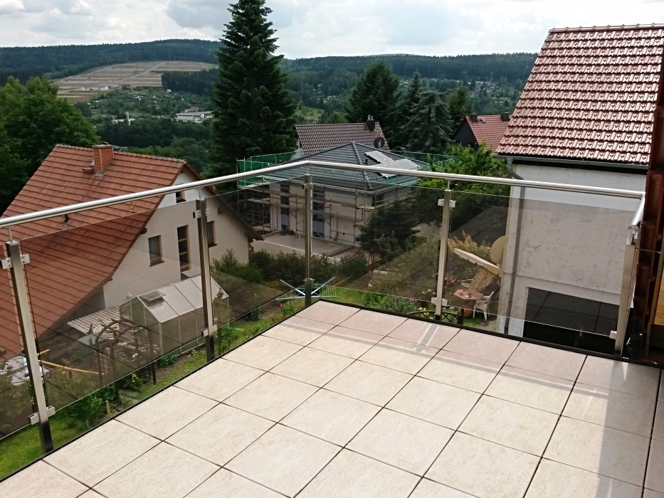 Balkongeländer Edelstahl mit gefärbter Acrylglasfüllung