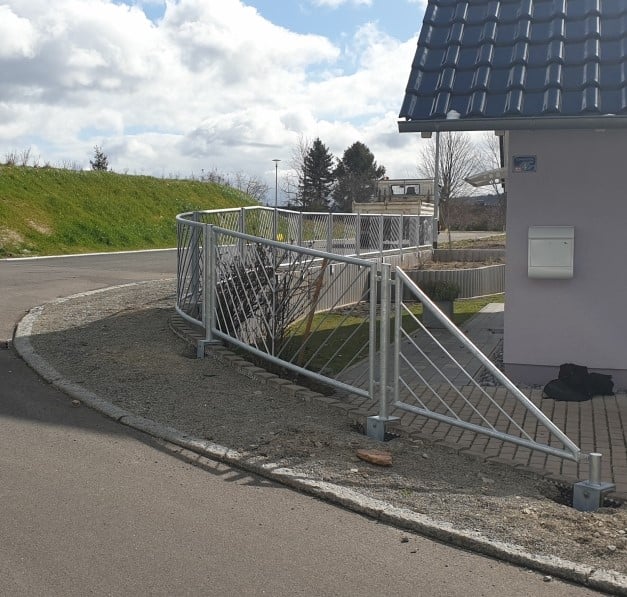 Feuerverzinkter Rundrohrzaun mit diagonalen Rundstäben 