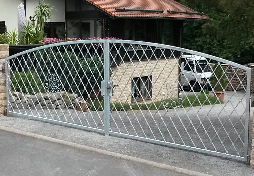 Feuerverzinkter Schmiedeeisenzaun mit Drehflügeltoren teils motorbetrieben