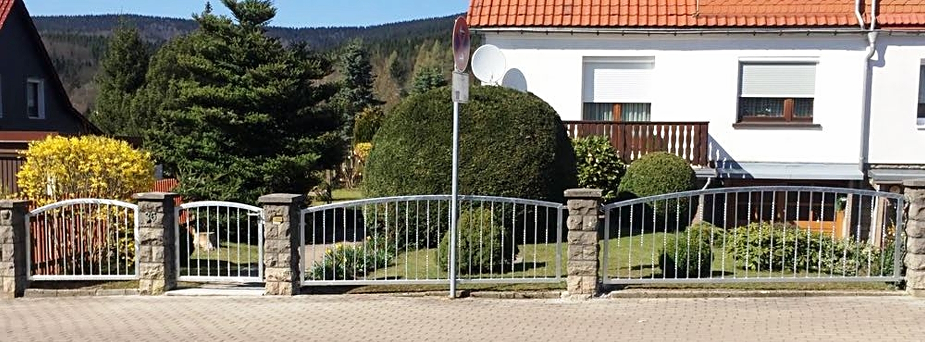 Feuerverzinkter Schmiedeeisenzaun und Tür angepasst an Gefälle und vorhandene Pfosten