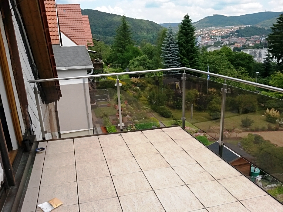 Balkongeländer Edelstahl mit gefärbter Acrylglasfüllung