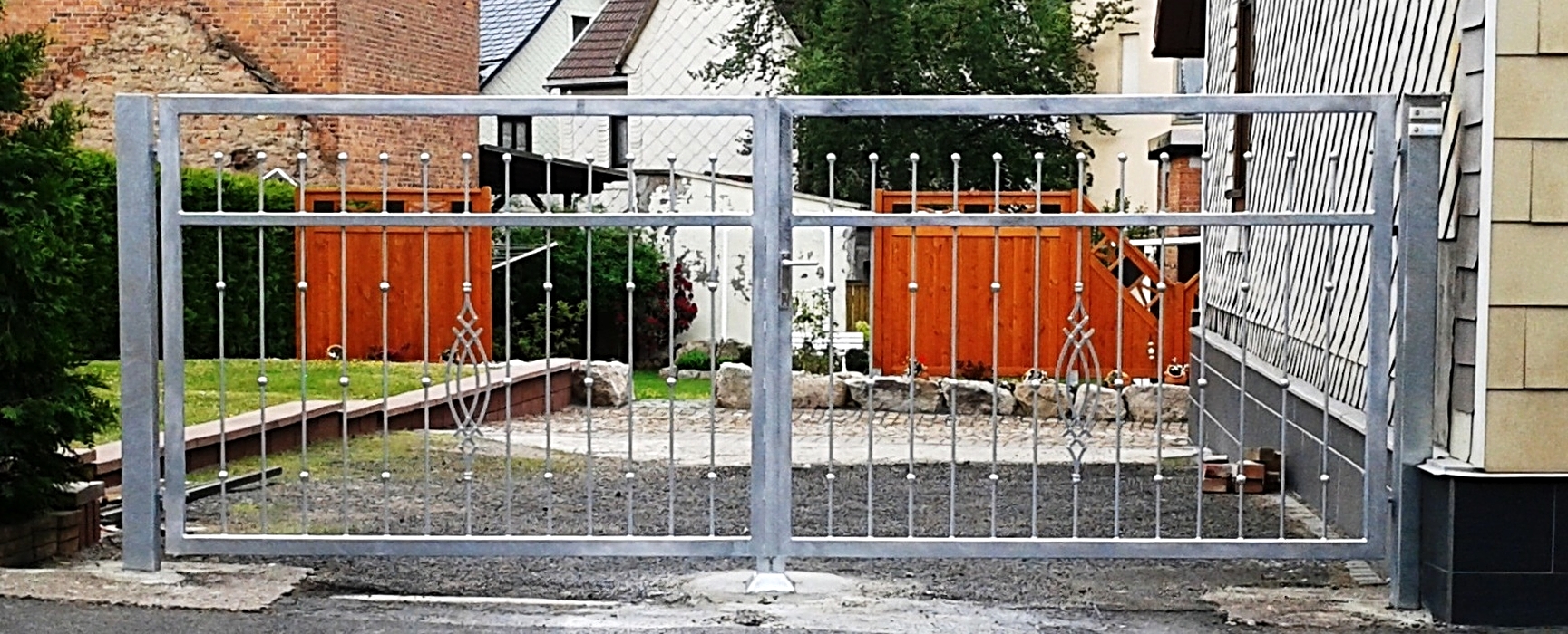 Mediterranes Drehflügeltor