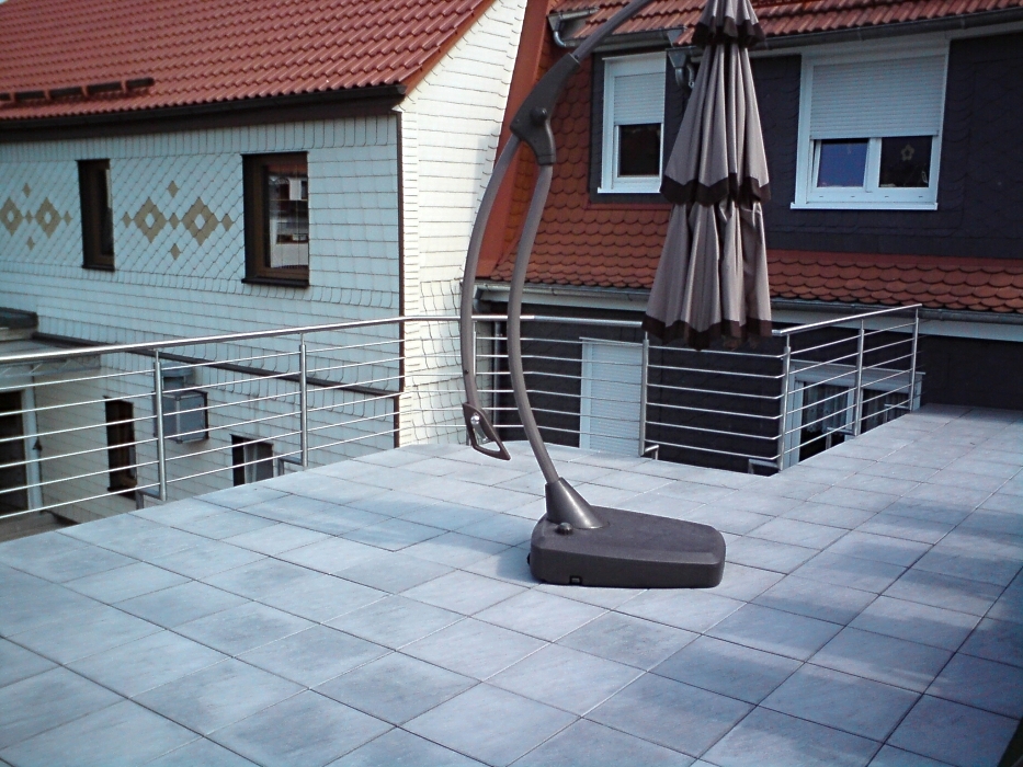 Edelstahlbalkongeländer mit Füllstäben und integrierter Tür