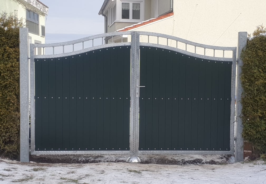 Schmiedeeisernes Tor mit Kömapanfüllung