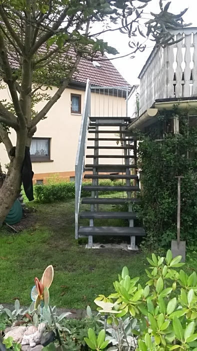 Feuerverzinkte Doppelholmtreppe mit Podest WPC Belag teils an Unterzug angebunden