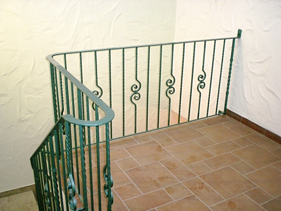 Schmiedeeisernes Geländer "Neue Gehlberger Hütte" Schneekopf in farbiger Hammerschlaglackierung 