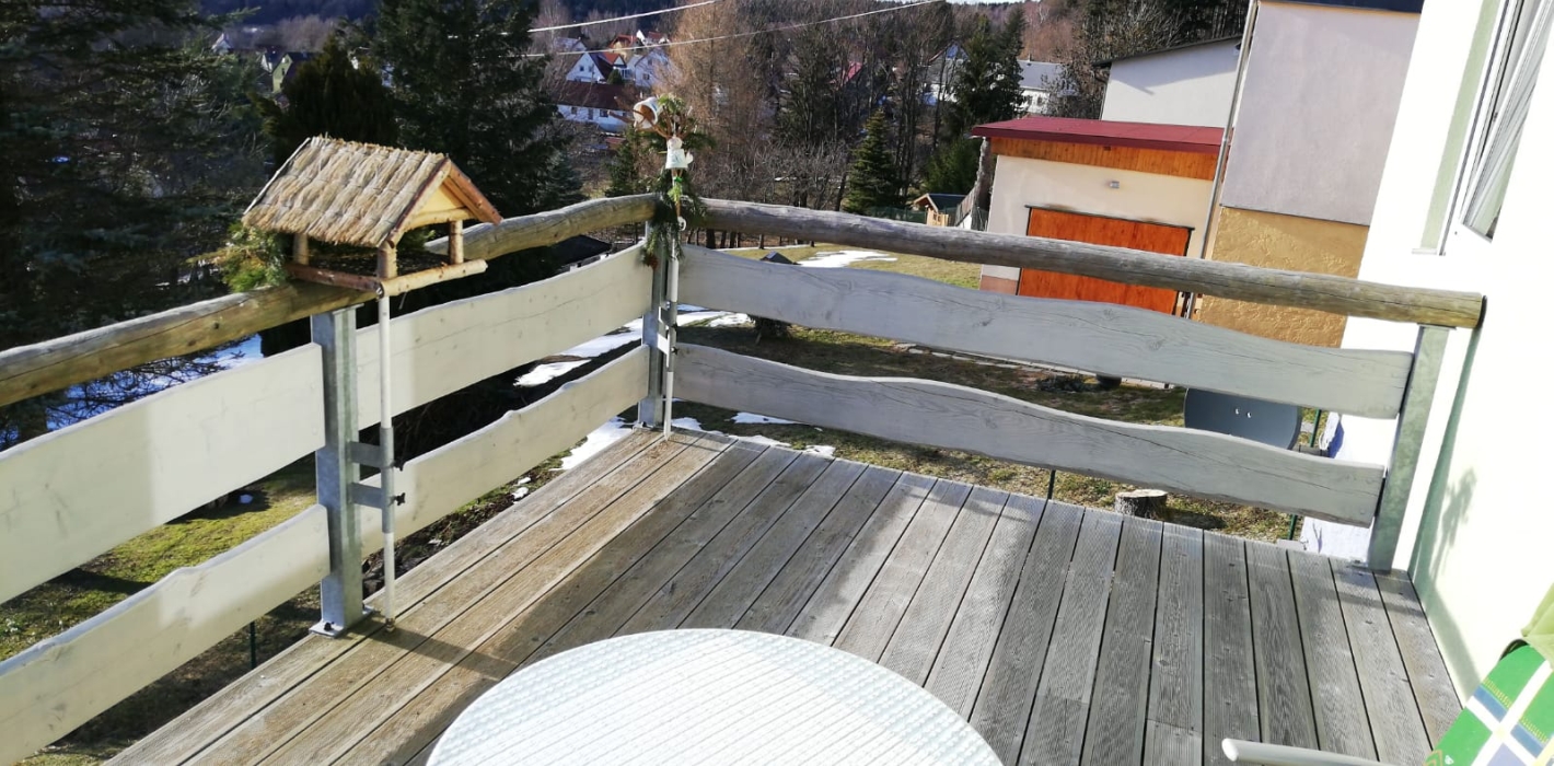 Geländerpfosten mit Holzfüllung und -handlauf, integrierte Sonnenschirmhalter