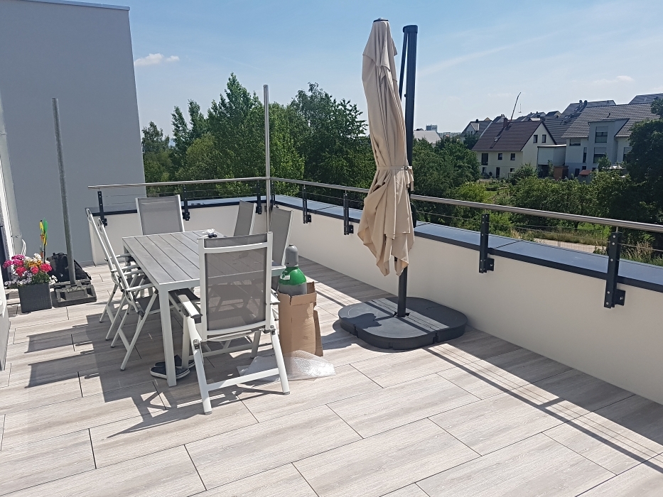 Pulverbeschichtetes Attikageländer mit Edelstahl Handlauf, Füllung, Sonnensegelmasten