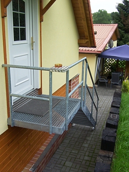 Feuerverzinkte Flachstahlwangentreppe mit Schrägstütze und Podest