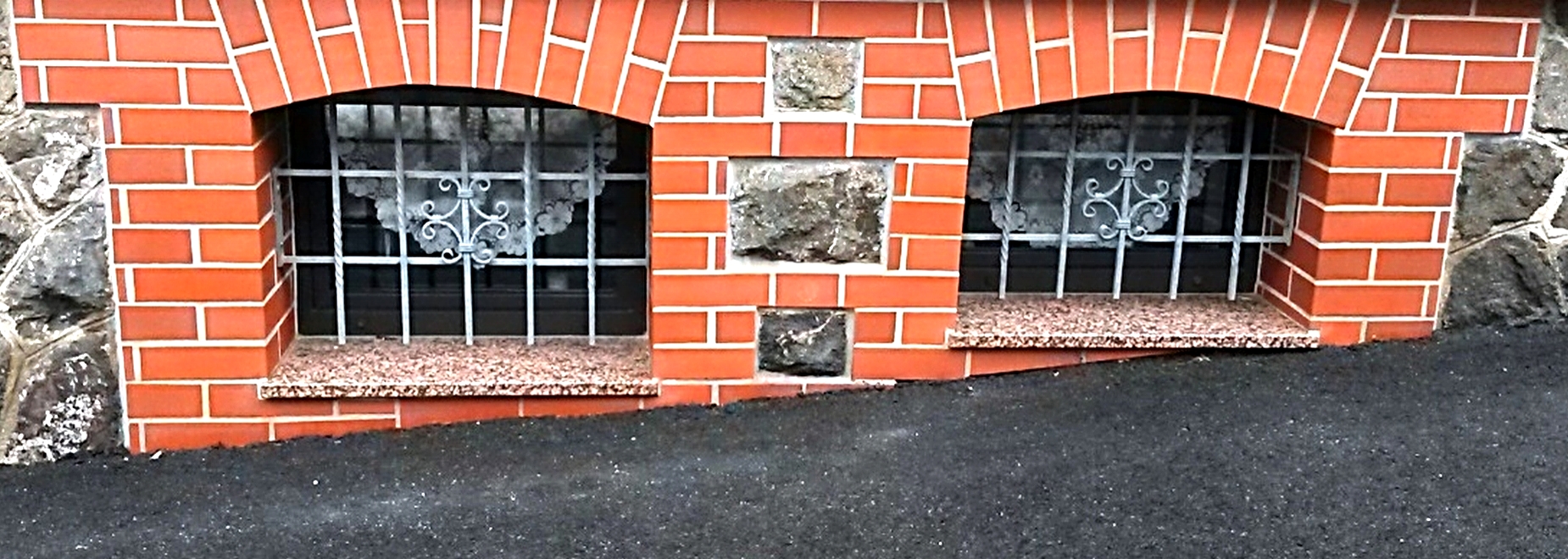 Fenstergitter Schmiedeeisen mit Zierelement