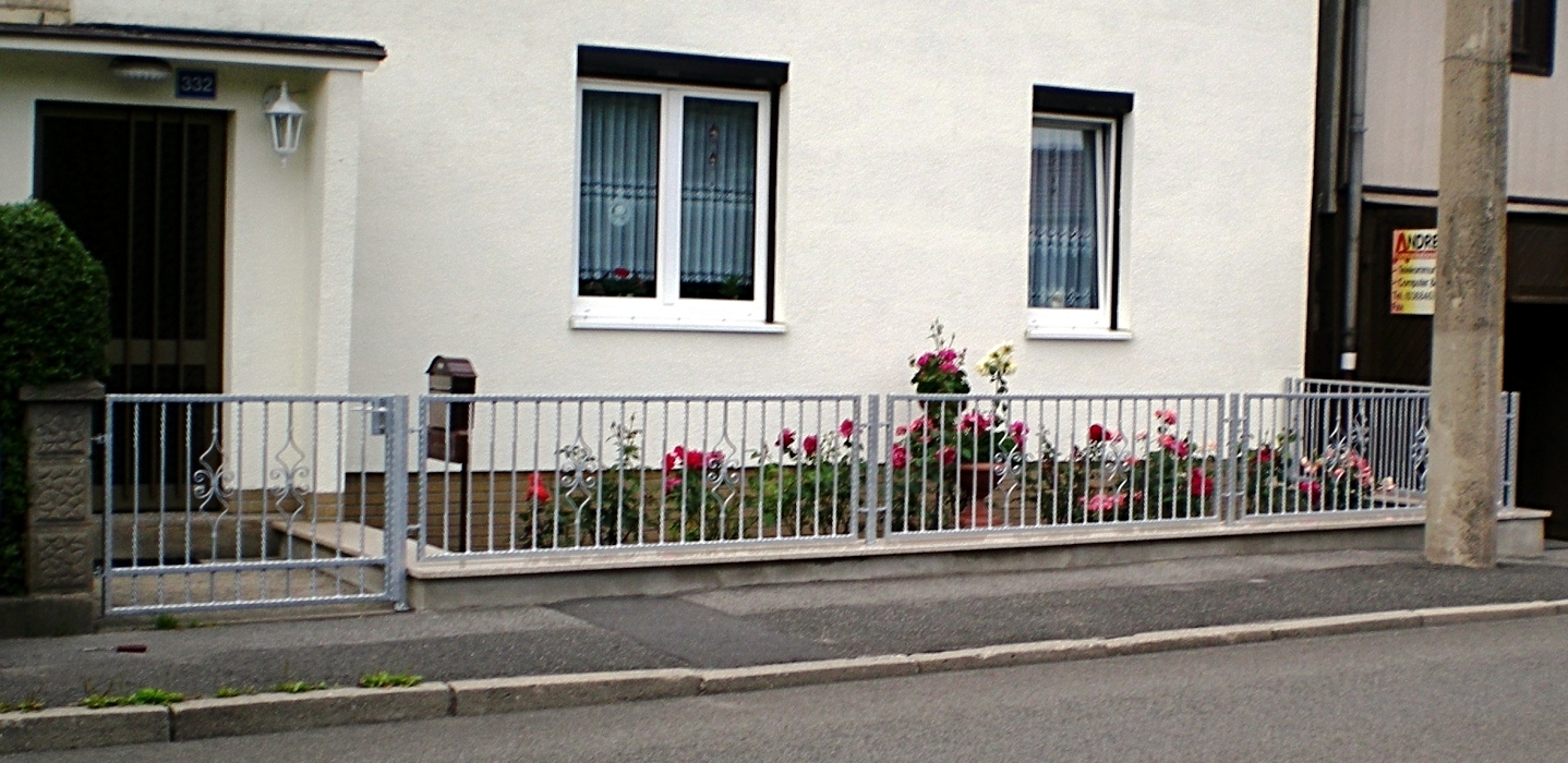 Schmiedeeisenzaun feuerverzinkt mit integrierter Tür