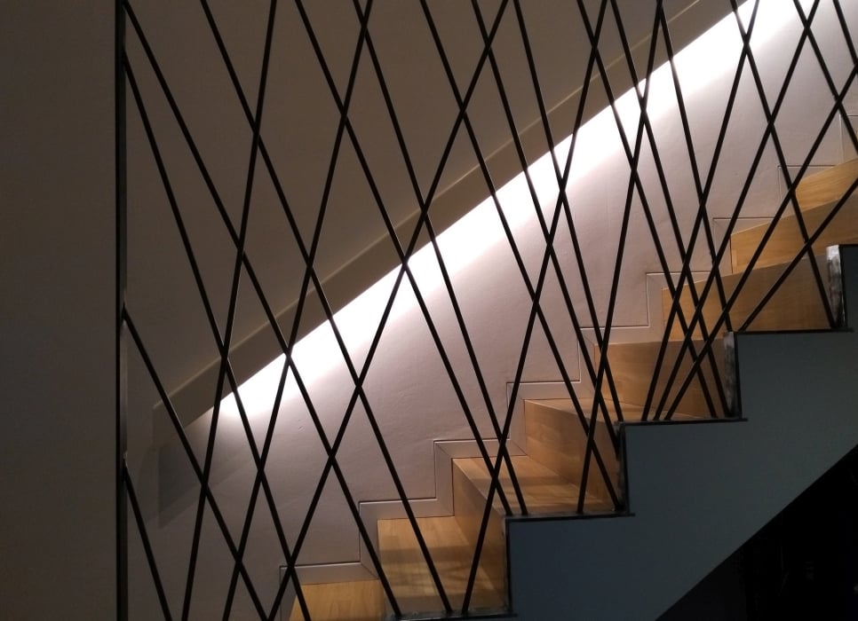 Unstrukturiertes Schwarzstahlgeländer im Industriedesign-Look