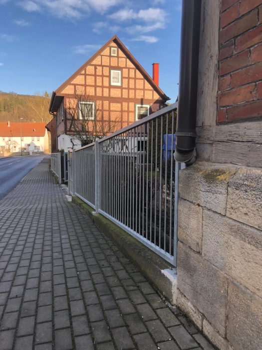 Mediterraner Zaun mit Tor und Tür feuerverzinkt 