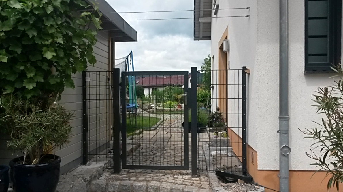 Industrietür- und zaunelemente pulverbeschichtet mit darüberliegender Rankhilfe